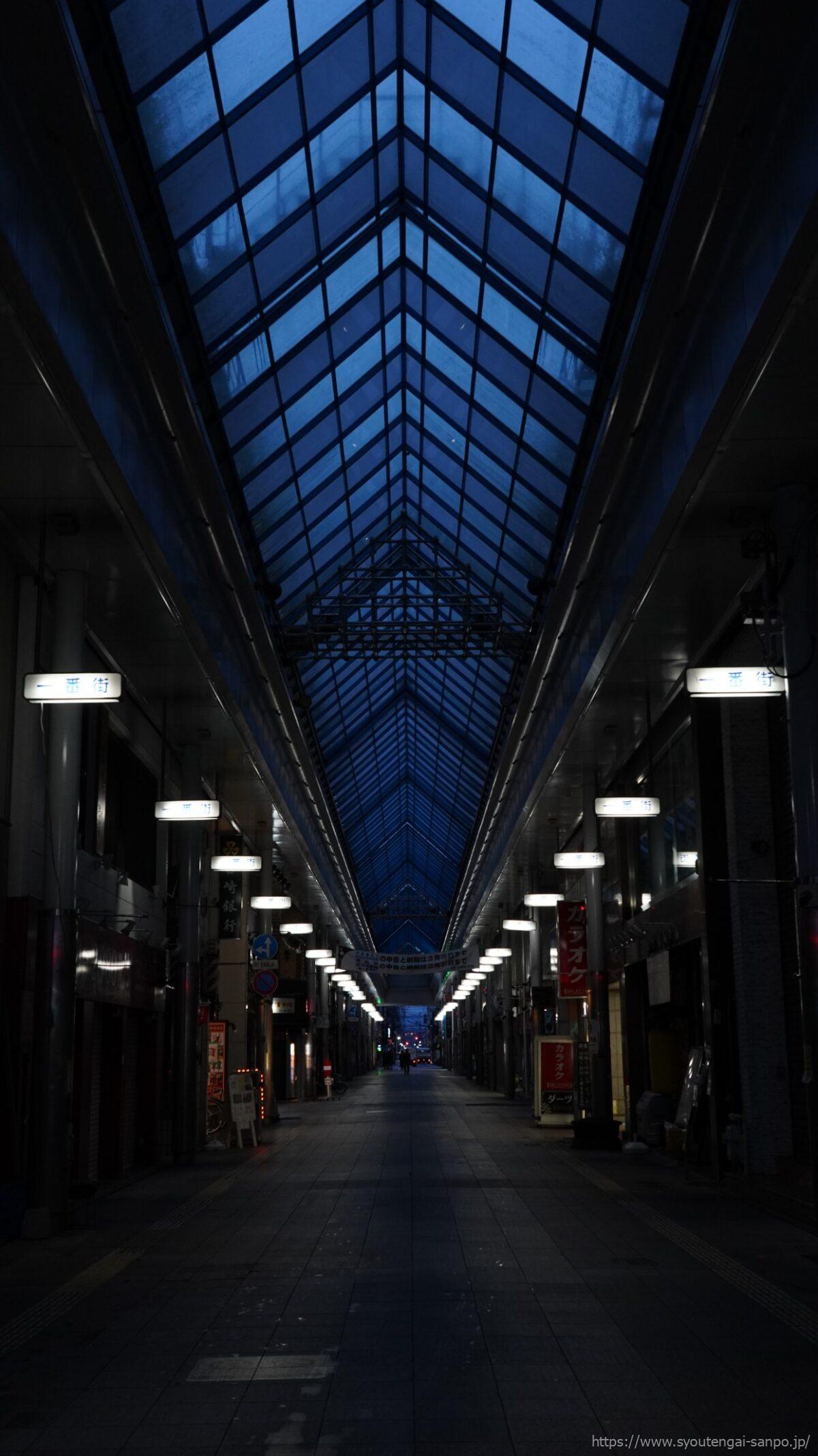 商店街正面-早朝の風景