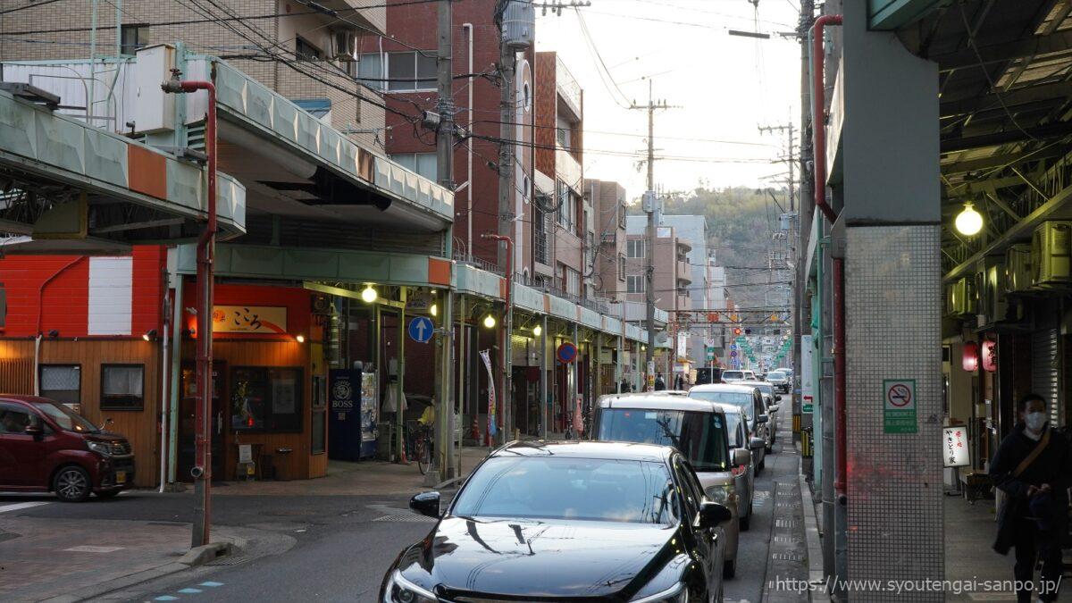 出口側の歩道アーケード